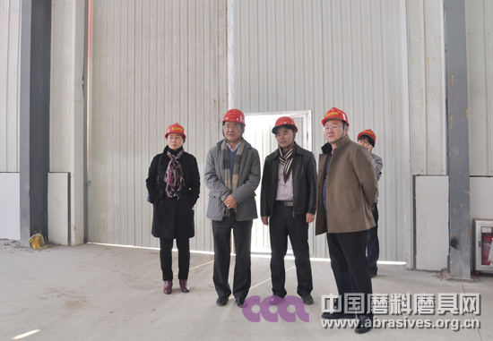 中國機(jī)床工具工業(yè)協(xié)會(huì)磨料磨具分會(huì)秘書長陳鵬、河南工業(yè)大學(xué)材料學(xué)院副院長栗正新一行到淄博調(diào)研魯信高新和淄博金龍等企業(yè)