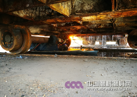 明珠電冶對(duì)脫殼爐爐缸軸承進(jìn)行更換