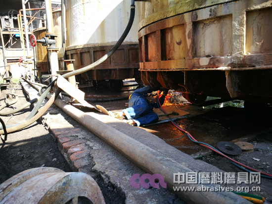 明珠電冶對(duì)脫殼爐爐缸軸承進(jìn)行更換