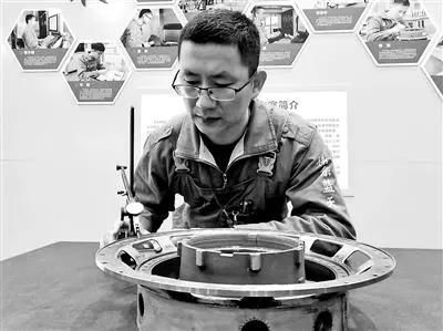 手工研磨精度1微米！空軍某航修廠高級技師姜振龍?jiān)谙s翼上“繡花”